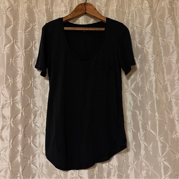 Aritzia Babaton Black Short Sleeve Pocket Tee Shirt - Picture 2 of 9
